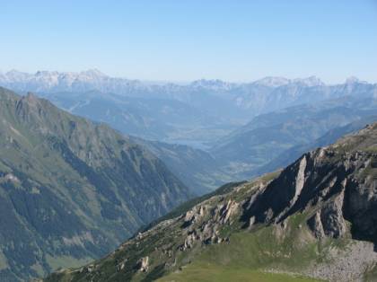 Een adembenemende rit langs smalle haarspeldbochten naar de 2571 meter hoge Edelweisspitze..
Foto Adrie Kuil
Klik hier voor GROTER..