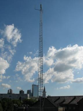 foto Adrie Kuil
klik hier voor GROTER..
Een vijftig meter hoge antennemast. 
Met van die onzichtbare straling waarvan je 
misschien een dodelijke ziekte krijgt..